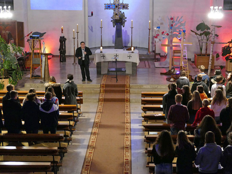 Firmvorbereitung mit Tauferinnerungsgottesdienst in St. Maria, Wolfhagen (Foto: Karl-Franz Thiede)